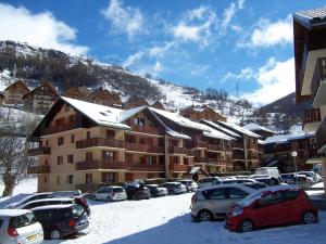 ein schneebedeckter Parkplatz vor einem Hotel in der Unterkunft Appartement Valloire, 3 pièces, 5 personnes - FR-1-263-530 in Valloire