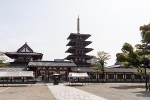 un grand bâtiment avec une pagode en face dans l'établissement 遊泊天王寺YupaStay, à Osaka