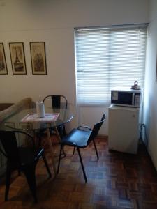 sala de estar con mesa y microondas en DEPARTAMENTO TEMPORARIO CATAMARCA MENDOZA CENTRO en Mendoza