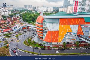 una vista aérea de una ciudad con un edificio en UNA Sunway Velocity Kuala Lumpur by Unimax, en Kuala Lumpur