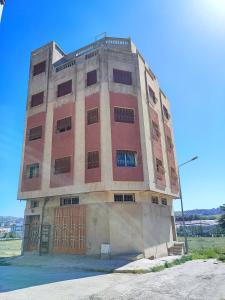 a tall building with aventh floor at Appartement Meublé Avec 3 Façades Dans Une Zone Calme in Tangier