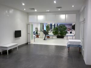 un couloir de l'hôpital avec une salle d'attente munie de tables et de chaises dans l'établissement Hotel Roca, à Vinaròs