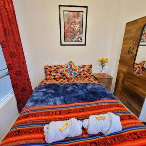 1 dormitorio con 1 cama con toallas en Cusco guest house, en Cusco