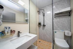 廣州的住宿－广州雅舍国际公寓(琶州会展中心店)，浴室配有卫生间、盥洗盆和淋浴。