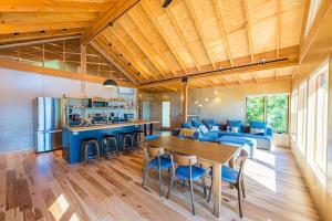 cocina y sala de estar con techo de madera en Amazing Views and Peaceful Privacy, Unique House, en Port Townsend