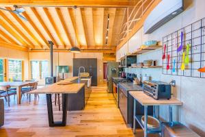una gran cocina con techos de madera y mesas de madera. en Amazing Views and Peaceful Privacy, Unique House, en Port Townsend