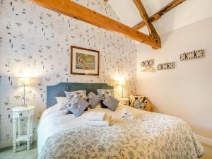 מיטה או מיטות בחדר ב-Bridge Cottage - W43184
