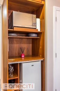 un microondas en un estante de una cocina en Hidden gems studio apartment en Auckland