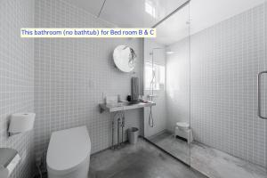 y baño con aseo, lavabo y espejo. en 6ty6 Vacation Home en Niseko