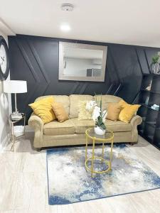 ein Wohnzimmer mit einem Sofa und einem Tisch in der Unterkunft Beautiful Golden Oasis in Philadelphia