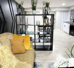 salon z kanapą i półką z roślinami w obiekcie Beautiful Golden Oasis w Filadelfii