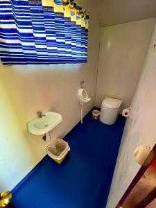 mała łazienka z umywalką i toaletą w obiekcie Lake View Lodge w mieście Puno