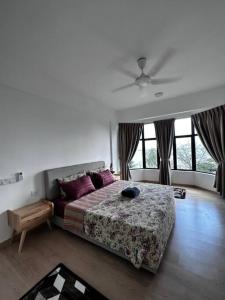 En eller flere senger på et rom på New 180’ Seaview Mutiara Beach Resort by Haza