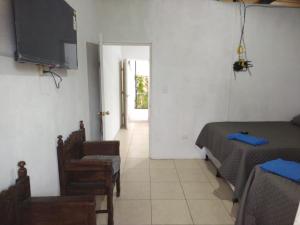 een kamer met een bed en een televisie en een tafel bij Casa Cristal in Antigua Guatemala