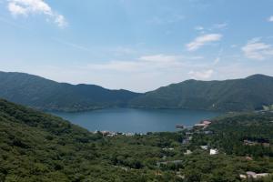 a view of a lake in the mountains at Hakone Ashinoko Bikeikan 箱根芦ノ湖 美景館 in Hakone