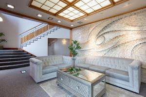una hall con un divano e un murale di Hakone Ashinoko Bikeikan 箱根芦ノ湖 美景館 a Hakone