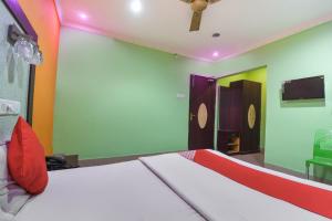 Ένα ή περισσότερα κρεβάτια σε δωμάτιο στο Hotel Kohinoor