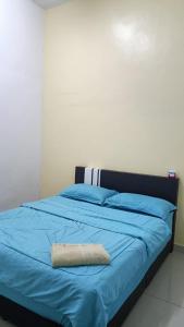 Tempat tidur dalam kamar di Nurkasih Homestay Jerantut