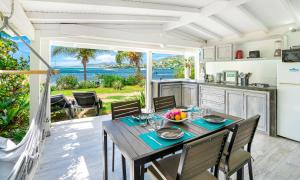 uma cozinha e sala de jantar com mesa e cadeiras em Studio Stmartin em Saint Martin