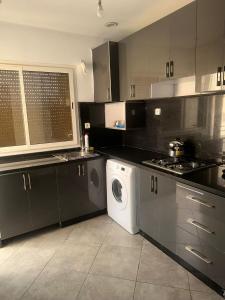 cocina con lavadora y lavadora en EVO résidence en Oujda