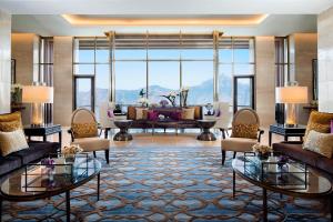 Posezení v ubytování JW Marriott Mussoorie Walnut Grove Resort & Spa