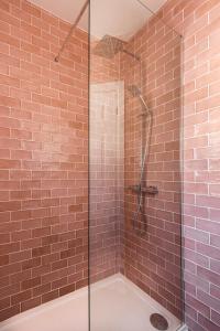 baño con ducha y puerta de cristal en Picton House: Charming 3 bed property in quiet location, en Ramsgate