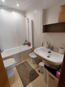 y baño con lavabo, aseo y ducha. en Casa Ana, en Murcia