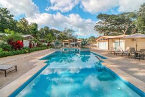 Swimming pool sa o malapit sa Surfer's Oasis: New Modern Villa & Saltwater Pool