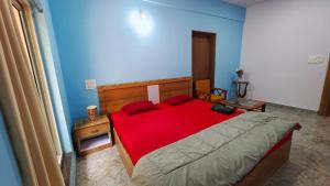 Postel nebo postele na pokoji v ubytování AYM Yoga Resort Arambol GOA