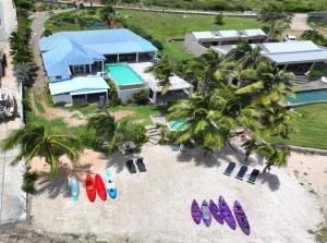 uma vista aérea de um resort com pranchas de surf e cadeiras de praia em Studio Stmartin em Saint Martin