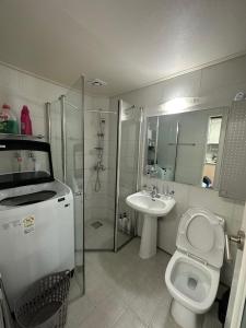 une salle de bain avec toilettes, lavabo et douche dans l'établissement Hongdae Guesthouse2 1min from Hongik Uni station Exit #1, à Séoul