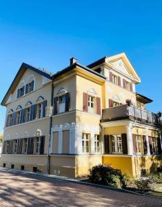 Hainichen的住宿－Traumvilla im Herzen Hainichens，街道上一座黄色和白色的大建筑