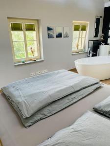 Una cama o camas en una habitación de Traumvilla im Herzen Hainichens