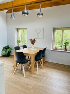 comedor con mesa de madera y sillas en Traumvilla im Herzen Hainichens en Hainichen