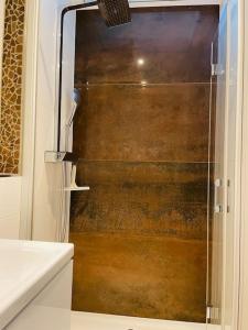 y baño con ducha y puerta de cristal. en Traumvilla im Herzen Hainichens en Hainichen