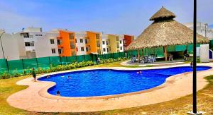 una piscina frente a algunos edificios en Departamento Ecoterra paraíso depa con alberca, en Puerto Vallarta