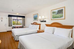 Habitación de hotel con 2 camas y ventana en DOWNTOWN SLO INN - SAN LUIS OBISPO, en San Luis Obispo