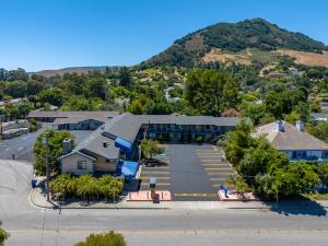 une vue aérienne sur un bâtiment avec un parking dans l'établissement DOWNTOWN SLO INN - SAN LUIS OBISPO, à San Luis Obispo