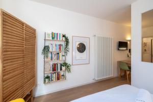 維洛納的住宿－La Promenade，卧室拥有白色的墙壁和书架