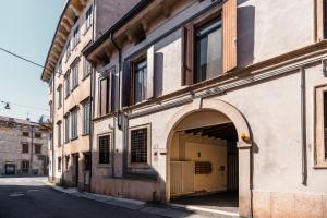 uma entrada para um edifício com garagem em La Promenade em Verona