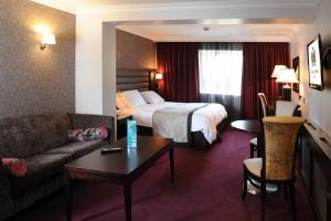 Postel nebo postele na pokoji v ubytování Greville Arms Hotel Mullingar