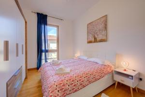 1 dormitorio con cama y ventana en Residenza Castello - Happy Rentals en Mendrisio