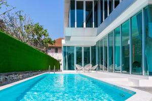 Bazén v ubytování Charming Pool Villa with Breathtaking View nebo v jeho okolí