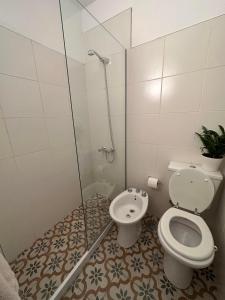 een badkamer met een douche, een toilet en een wastafel bij Avenida Colon Trendy APT in Mendoza