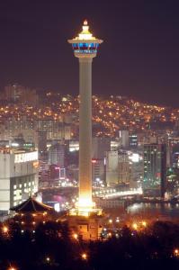 釜山的住宿－Busan Platinum Hotel Nampo，城市的控制塔