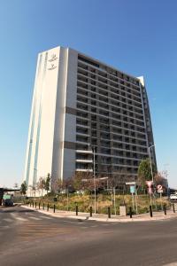 un grand bâtiment sur le côté d'une rue dans l'établissement Menlyn Trilogy - 2 Bedroom & Great Views - No Loadshedding, à Pretoria