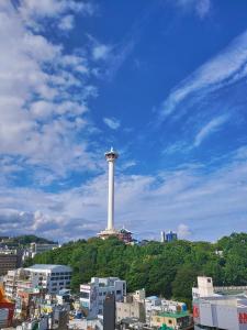釜山的住宿－Busan Platinum Hotel Nampo，城市山顶上的灯塔