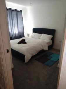 1 cama con cabecero negro en un dormitorio en Stansted Airport Serviced Accommodation x DM for Weekly x Monthly Deals by D6ten Homes Ltd en Takeley