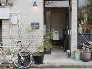 una bicicleta estacionada frente a un edificio en Bstudio en Wakayama