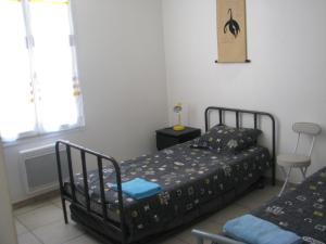 Un dormitorio con dos camas y una ventana en Maison la Soleiade, en Carcassonne